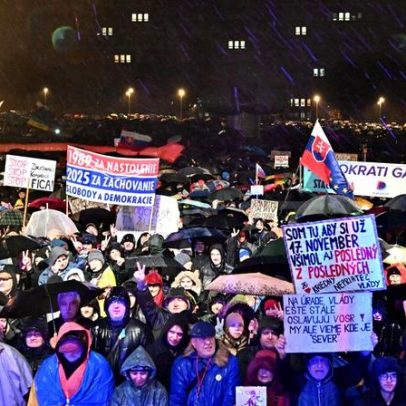 Manifestantes eslovacos protestam contra primeiro-ministro pró-russo