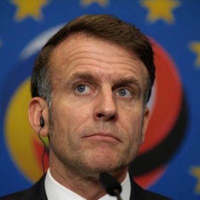 Macron disponível para dialogar com o homólogo argelino sobre migrações