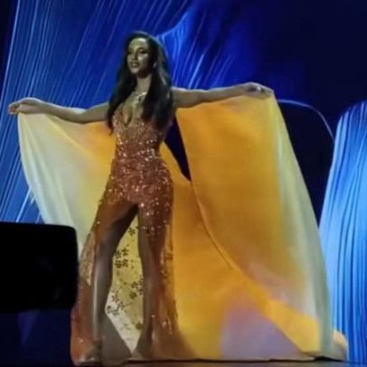 Miss Jamaica cai do palco durante desfile e é removida de maca