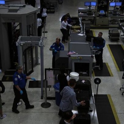 Polícia mata homem que empunhava faca no aeroporto de Saint Louis