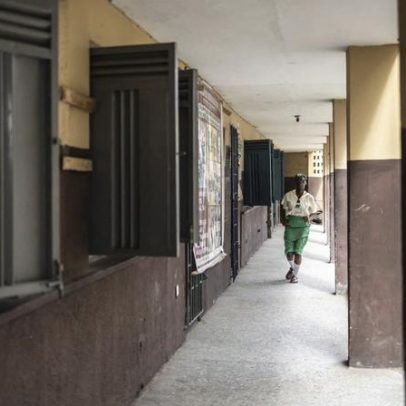 Mais de 300 crianças raptadas em ataque a escola na Nigéria