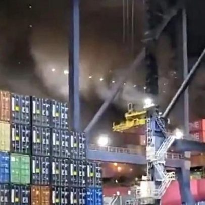Incêndio deflagra-se em navio de carga em Los Angeles; vídeo disponível