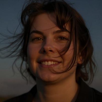 Mulher assassinada em via férrea no Brasil; suspeito confessa crime