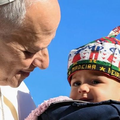 Bebé madeirense com carapuça recebe bênção do Papa Leão XIV