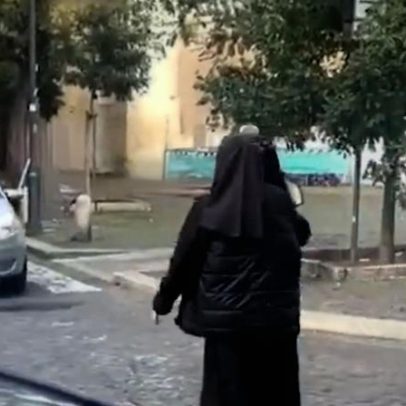 Freira faz de polícia para resolver engarrafamento numa rua de Roma