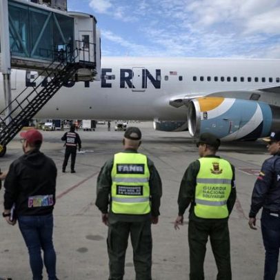 Avião com 175 deportados dos EUA chega a Caracas em meio à crise de voos