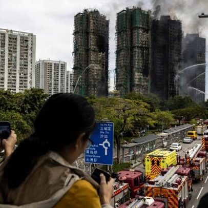 Governo de Hong Kong inspeciona obras de renovação imobiliária