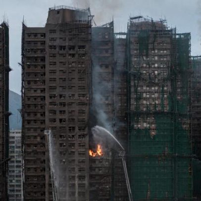 Idoso foge a incêndio em Hong Kong porque o cão quis passear