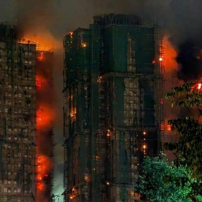 Incêndio em Tai Po, Hong Kong, deixa 55 mortos e continua fora de controlo
