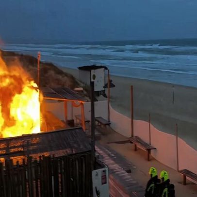Incêndio destrói por completo o bar Salty Club na Praia do Rei, Caparica