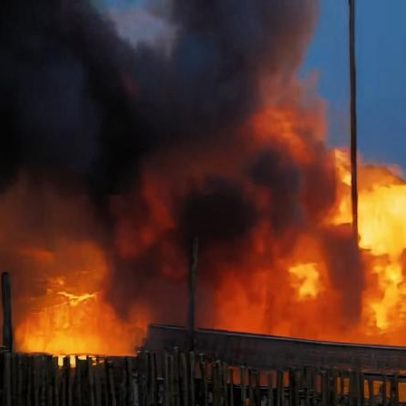 Incêndio de grandes dimensões destrói bar Salty Club na Costa da Caparica