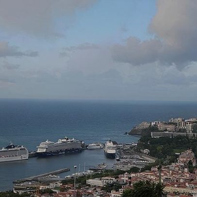 Spirit of Adventure junta-se a dois navios no porto do Funchal