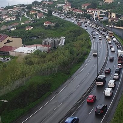 Choque em cadeia na via rápida deixa três feridos