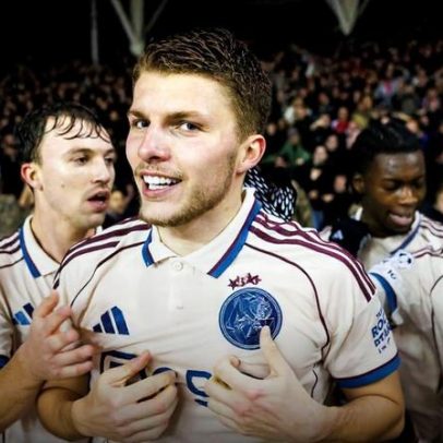 Ajax vence Qarabag em jogo com chuva e reviravolta