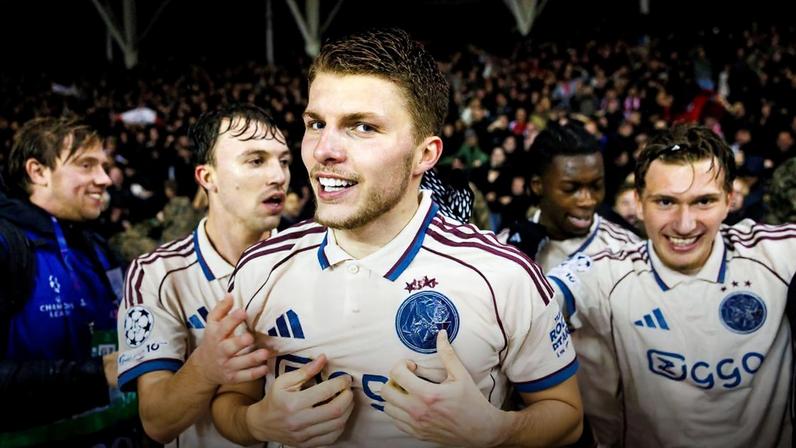 Ajax vence Qarabag em jogo com chuva e reviravolta