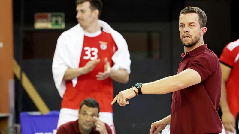 O treinador da equipa de voleibol do Benfica, Marcel Matz satisfeito com oitava vitória. Foto SL Benfica