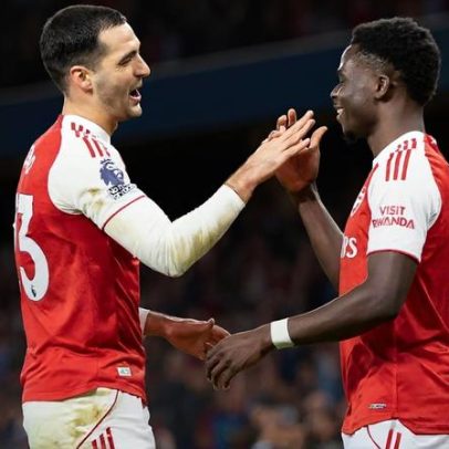 Arsenal volta às vitórias e mantém liderança no topo