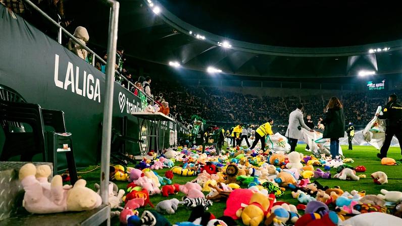 Já estava na hora: a 'chuva' de peluches organizada pelo Betis (vídeo)