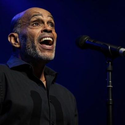 Cantor Jubilant Sykes morto a facadas em casa; filho detido