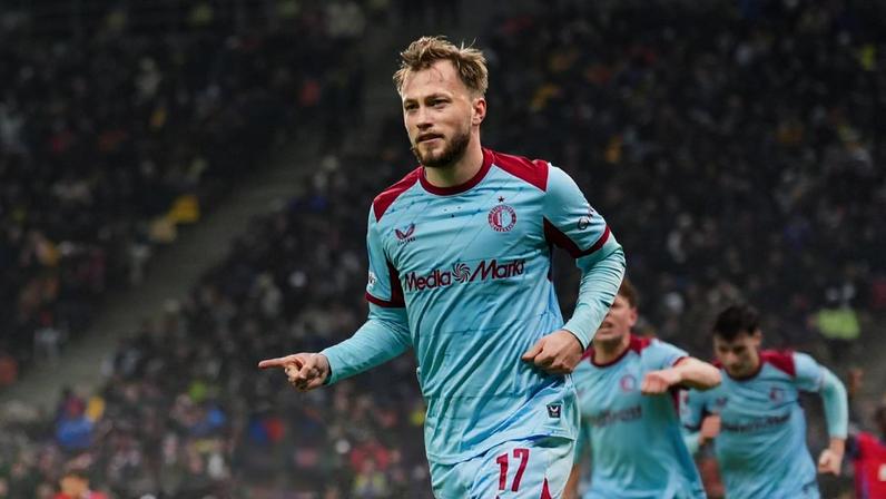 Tengstedt volta a marcar pelo Feyenoord e silencia críticos