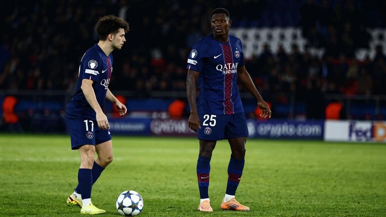 Dois futebolistas portugueses no melhor onze de 2025, mas fora do top-3