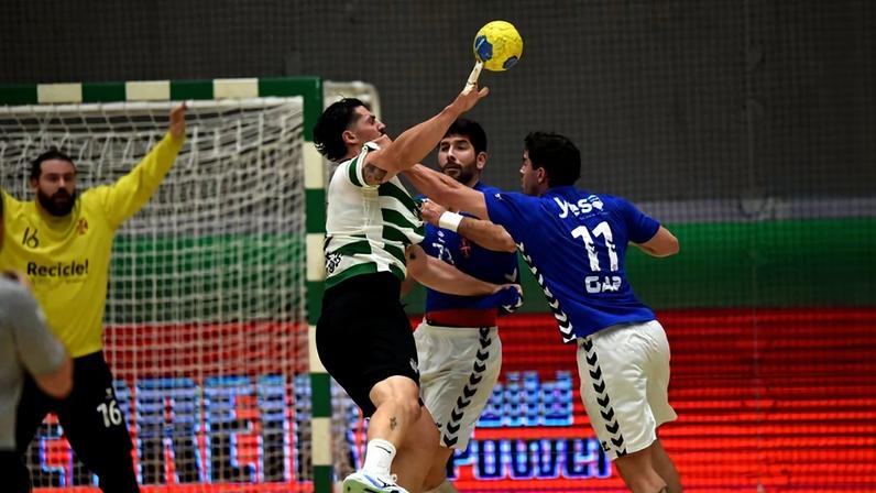 Salvador Salvador tenta furar a defesa do Belenenses - Foto: Miguel Nunes