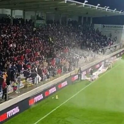 Adeptos do Benfica recebem banho de água ao intervalo