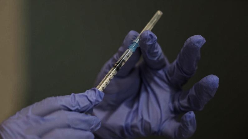 Associação Nacional de Farmácias admitiu dificuldades na vacinação em pessoas que não integram grupos elegíveis