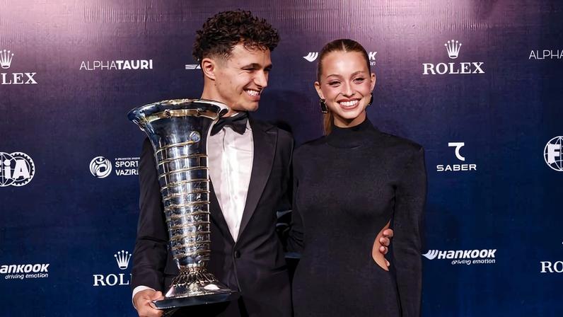 Lando Norris recebeu, na sexta-feira, o primeiro título de campeão do Mundo de Fórmula 1 e teve a companhia da namorada, a atriz portuguesa Margarida Corceiro - Foto: IMAGO