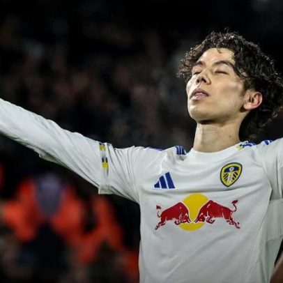 Ao Tanaka marca golo da loucura em Leeds