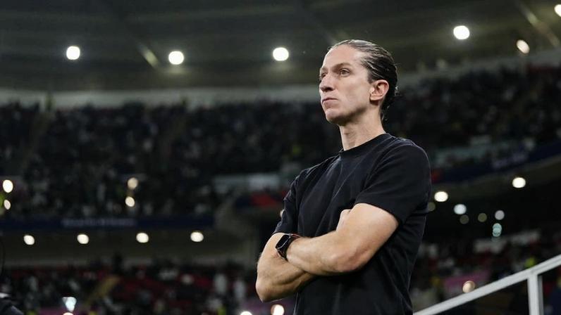 Filipe Luís assinou novo contrato com o Flamengo, válido até 2027