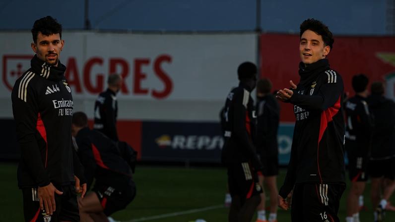Imagens do último treino do Benfica antes da viagem a Faro