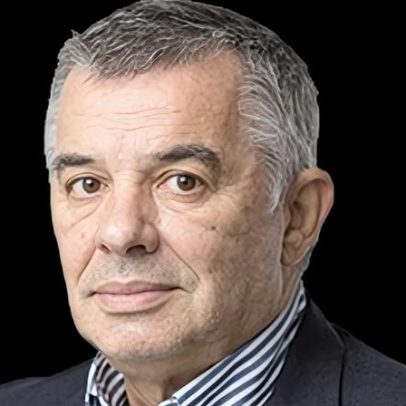 Perseguido foge enquanto o perseguidor tenta alcançá-lo