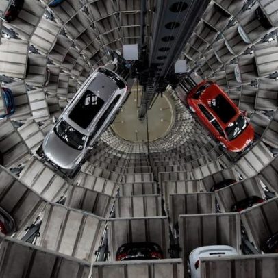 Bruxelas recua na proibição de carros a combustão para 2035