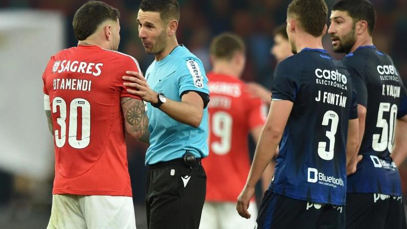 Otamendi, central do Benfica, e o árbitro António Nobre - Foto Miguel Nunes