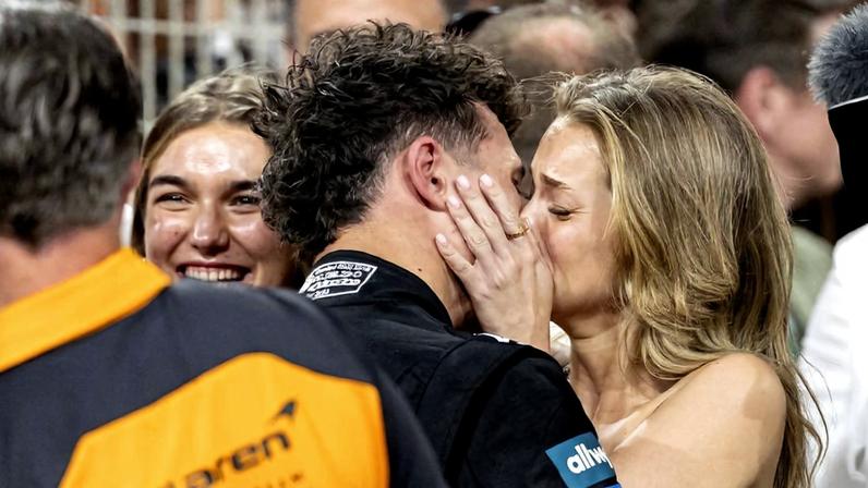 Lando Norris e Margarida Corceiro celebram conquista com um beijo - Foto: IMAGO