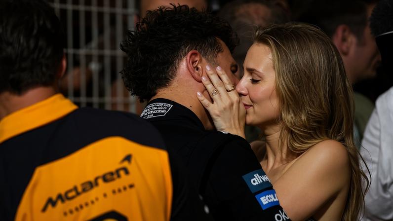 Lando Norris e Margarida Corceiro celebram conquista com um beijo - Foto: IMAGO