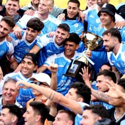 Equipa celebra subida de divisão com churrasco no relvado
