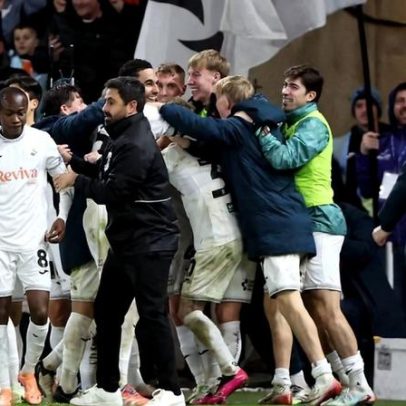 Swansea de Vítor Matos garante terceira vitória com reviravolta