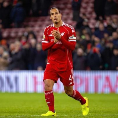 Van Dijk criticado por suposto gesto de virar as costas
