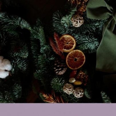 Consoada: laços, coroas e xadrez para decorar a mesa de Natal