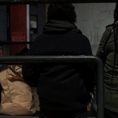Não pode sair do país; dormir à porta da AIMA tornou-se rotina