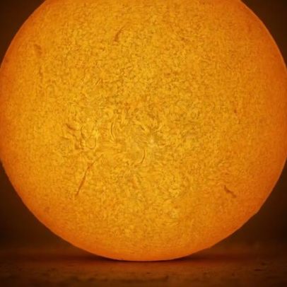Fotografia inédita mostra paraquedista em queda livre com o Sol ao fundo