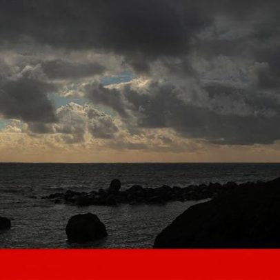 Cinco pessoas resgatadas após serem arrastadas por onda na Madeira.