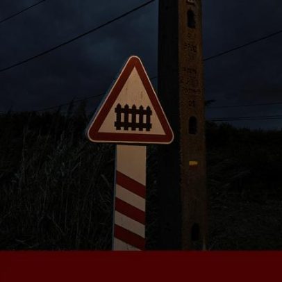 Comboio descarrila na Linha do Oeste com dois feridos e circulação interrompida
