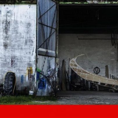 Quatro mestres transformam três pinheiros num moliceiro em Aveiro