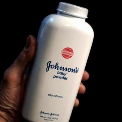 Johnson & Johnson paga 40 milhões a duas mulheres por cancro no talco