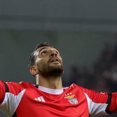 Pavlidis não é elegante, mas iguala Eusébio no domingo