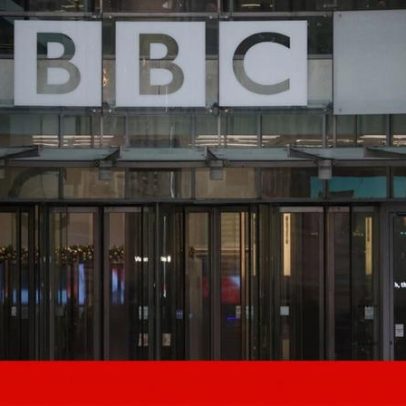Trump amplia ataques à imprensa com processo à BBC e restrições de vistos
