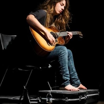 Viagem pela floresta amaldiçoada ao som da guitarra de Gwenifer Raymond